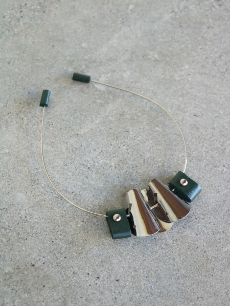 画像2: 【60%OFF】［Methodology］Haldi Necklace／レザー x メタルネックレス［Silver x Green］ (2)