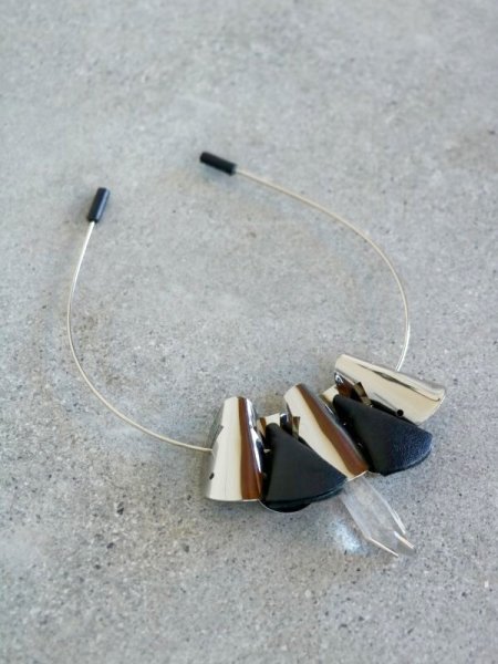 画像2: 【60%OFF】［Methodology］HaldiKesar Necklace／レザー x クリスタル メタルネックレス［Silver x Black］ (2)