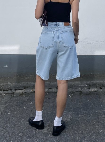 画像6: NORR - Kenzie Pleat Long Shorts  ライトデニムミディショーツ - Light Blue Wash (6)