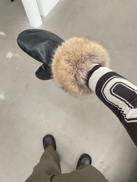 画像4: ［STAND STUDIO］Jane Mittens  ファー付きミトングローブ - Black/Natural (4)