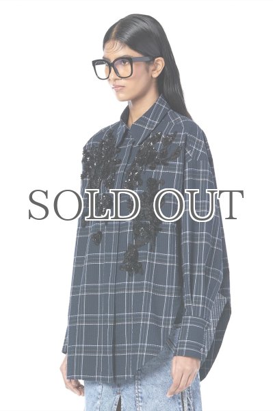 画像2: DHRUV KAPOOR - Handcrafted Scooped Hem Shirt  スクープヘム ビーズ刺繍チェックシャツ (2)