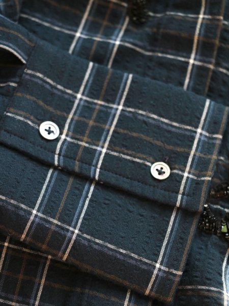 画像25: DHRUV KAPOOR - Handcrafted Scooped Hem Shirt  スパンコール刺繍チェックシャツ (25)