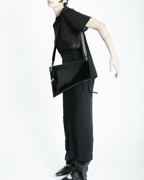 画像11: DIENÉE - SAUND セミパテントレザーバッグ - Black Semi Patent Leather (11)