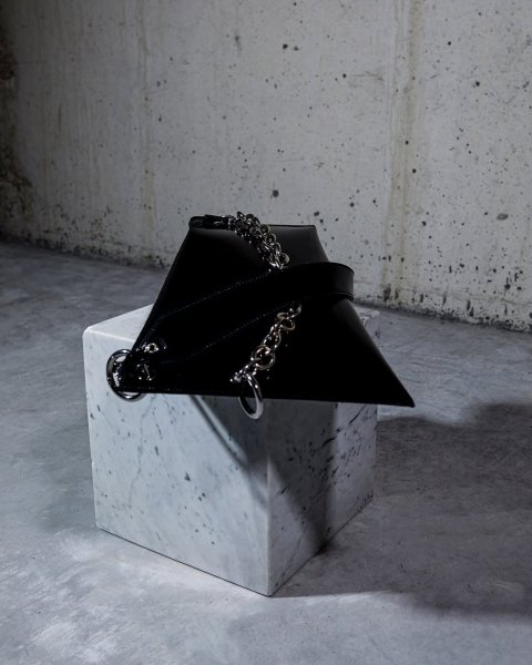 画像14: DIENÉE - SAUND セミパテントレザーバッグ - Black Semi Patent Leather (14)