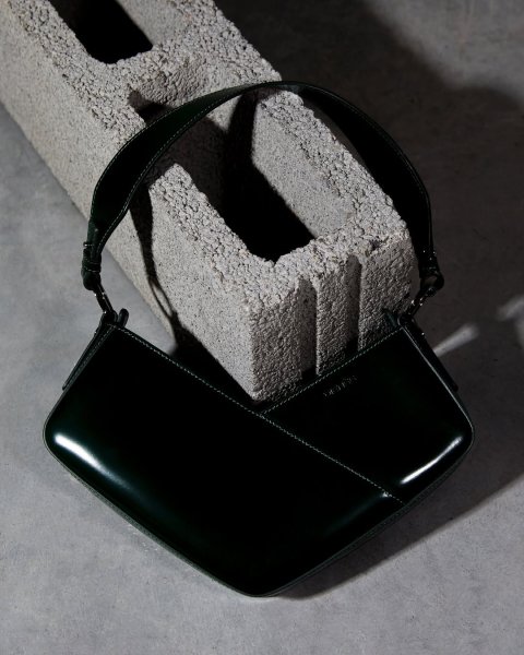 画像2: DIENÉE - VENERE CUBE  キューブ型セミパテントレザーバッグ - Black Semi Patent Leather (2)