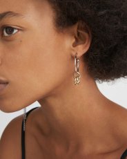 画像4: 【JUSTINE CLENQUET】GEENA EARRING /アシンメトリーフープピアス［SILVER x GOLD］ (4)
