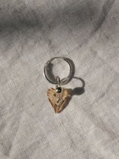 画像4: 【JUSTINE CLENQUET】MADISON EARRING /ハートチャーム付きシングルミニフープピアス［SILVER］ (4)