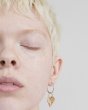 画像2: 【JUSTINE CLENQUET】MADISON EARRING /ハートチャーム付きシングルミニフープピアス［SILVER］ (2)