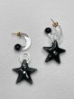 画像2: LEVENS - MINI GLASS HOOP + STAR CHARM EARRINGS ガラス製チャーム付きフープピアス - BLACK (2)