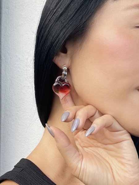 画像5: LEVENS - MINI GLASS HOOP + HEART CHARM EARRINGS ハートチャーム＋ガラスフープピアス - RED (5)