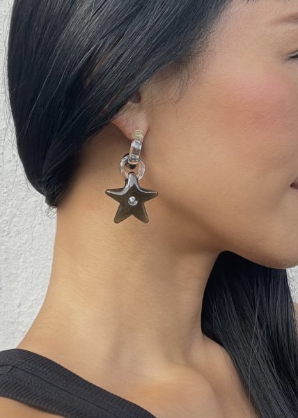 画像1: LEVENS - MINI GLASS HOOP + STAR CHARM EARRINGS ガラス製チャーム付きフープピアス - BLACK (1)