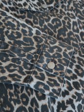 画像16: NORR - Larisa Clean Denim Shirt  レオパードデニムシャツ - Leo print (16)