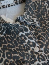 画像15: NORR - Larisa Clean Denim Shirt  レオパードデニムシャツ - Leo print (15)