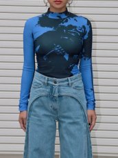 画像8: 【RED SEPTEMBER】FORM-FITTING LONG SLEEVE TOP／ハイネックプリントロングスリーブトップ［BLUE x BLACK］ (8)
