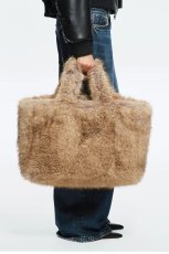画像1: STAND STUDIO - Livi Faux Fur Tote  ショルダーストラップ付きエコファートートバッグ - Natural (1)
