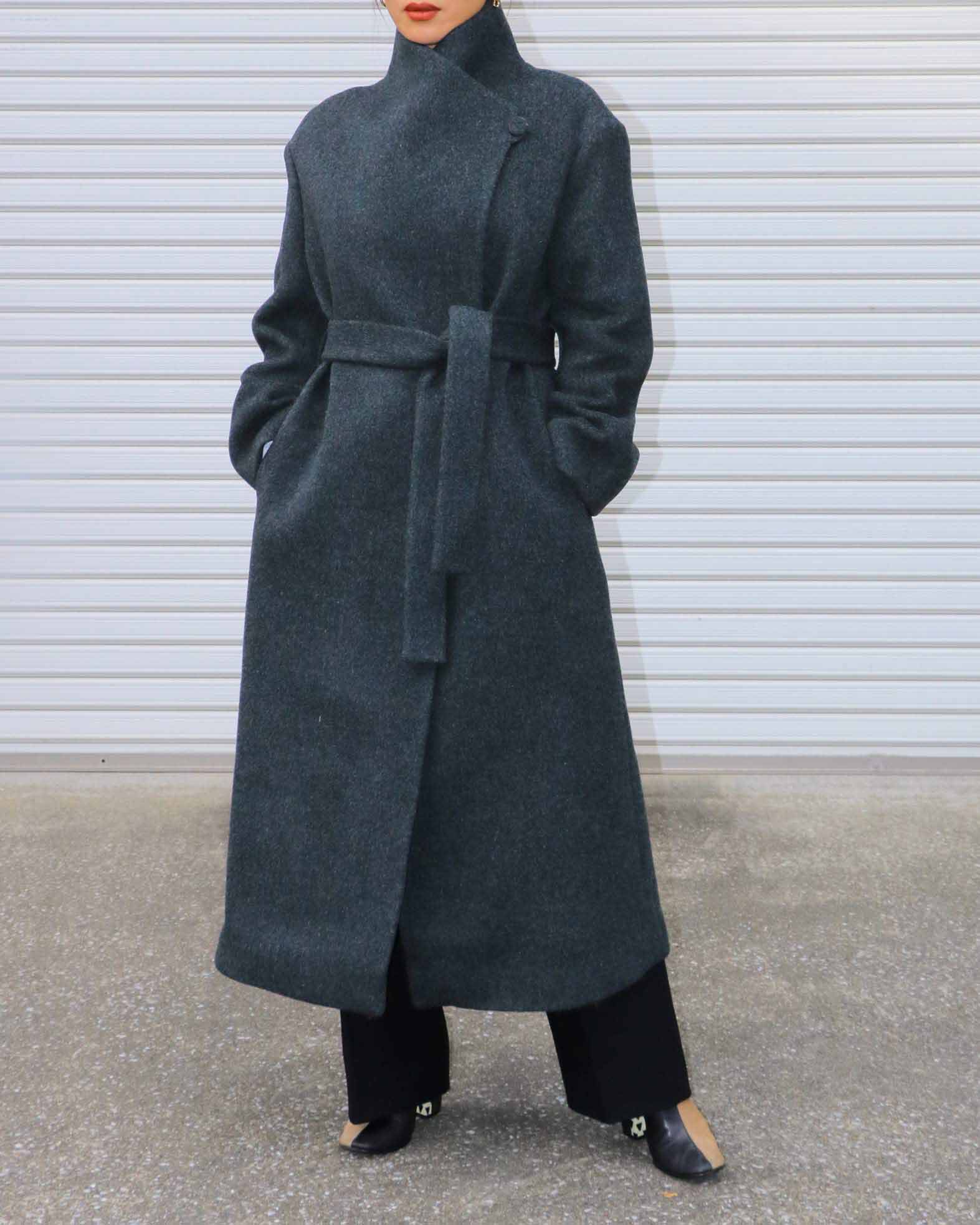 【BLOSSOM H COMPANY】MAISON LONG COAT／マフラー付きスタンドカラーロングコート [DARK GREY]