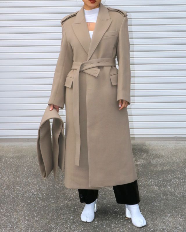 完売しました アニオナのフォックスとカシミアとウールのロングコートです。サイズは４２です。 買取販売価格:90644円 ファー/ファーコート