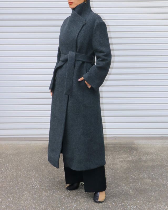 【BLOSSOM H COMPANY】MAISON LONG COAT／マフラー付きスタンドカラーロングコート [DARK GREY]