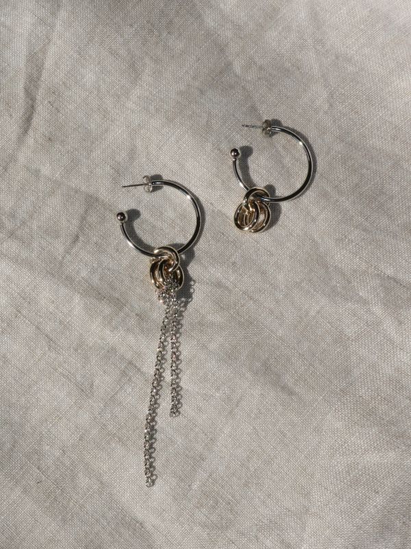 【JUSTINE CLENQUET】GEENA EARRING /アシンメトリーフープピアス［SILVER x GOLD］